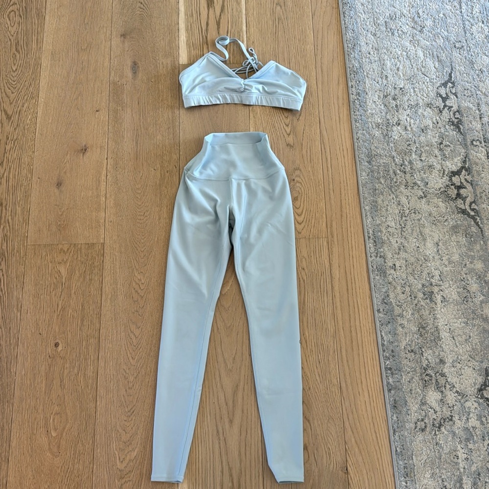 Pre owned alo yoga ice blue bra and pants